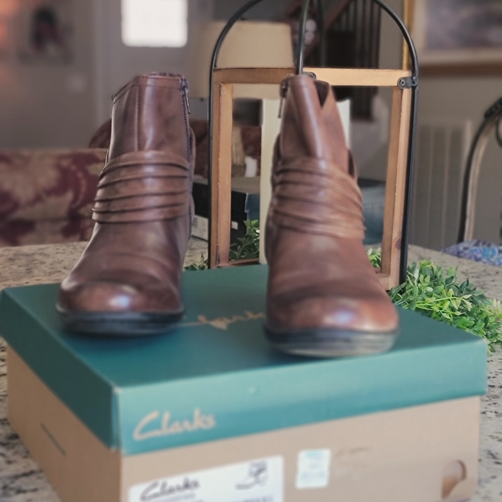 Clarks Bendables Brown Leather Ankle Booties Sz 7 Comfort Shoes - Picture 6 of 16